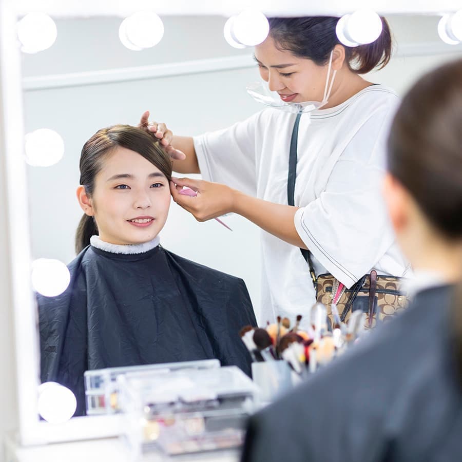 女性ヘアメイク中