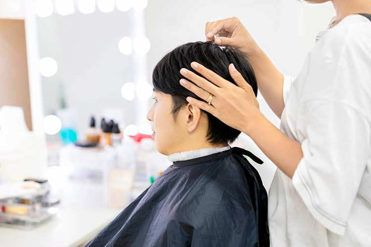 男性ヘアメイク中