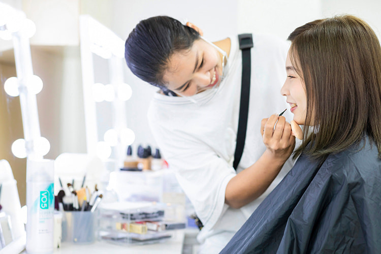 女性ヘアメイク中2